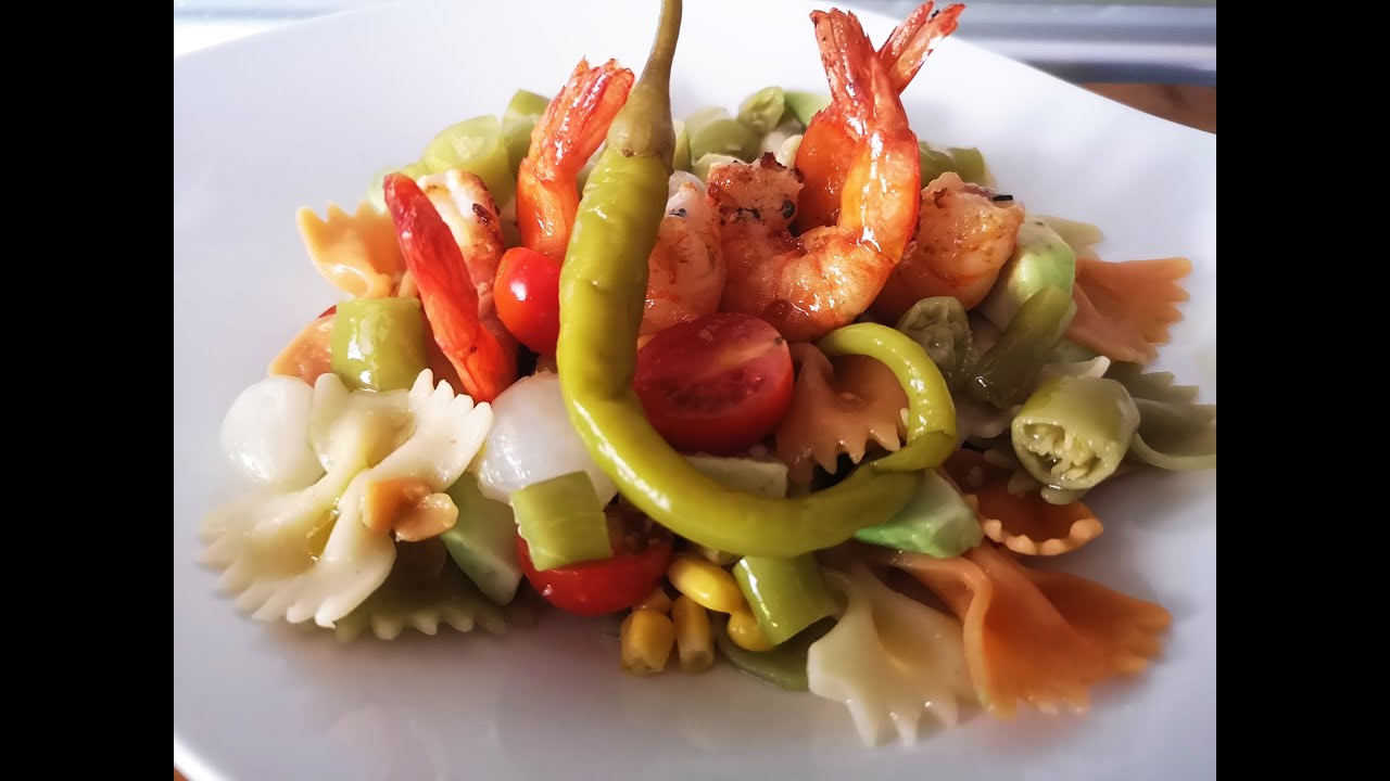 ensalada de pasta con langostinos y aguacate