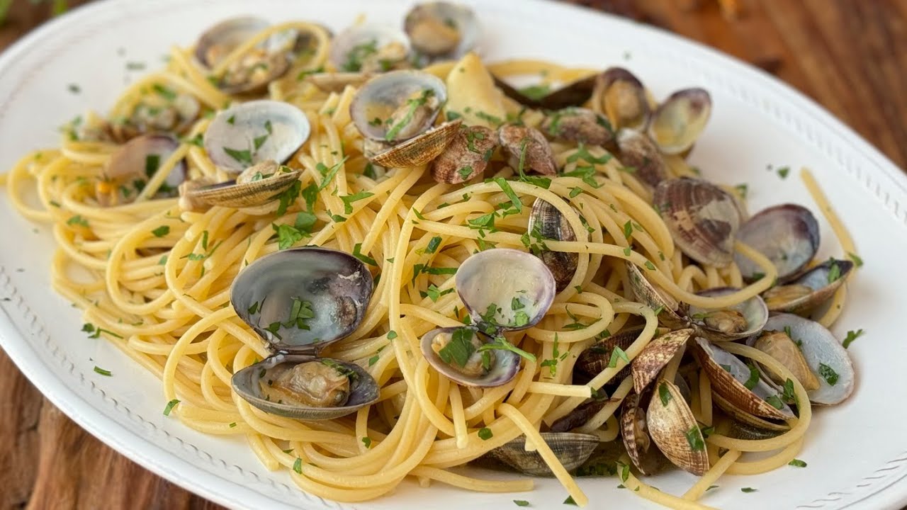 espaguetis con almejas y vino blanco