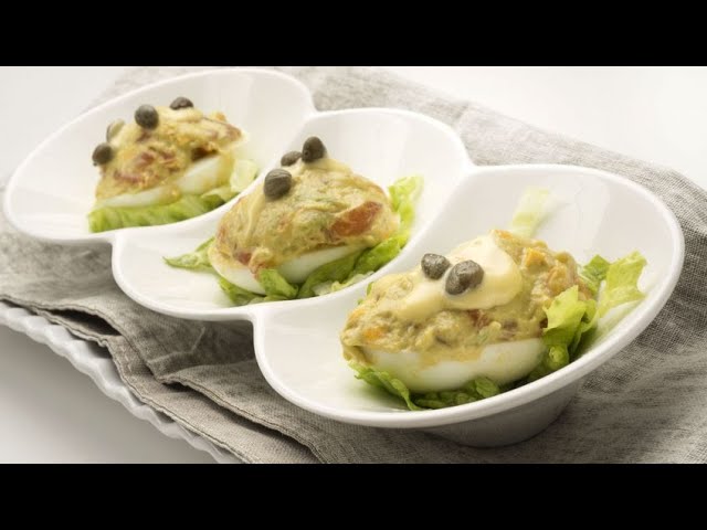 huevos rellenos de aguacate y salmón