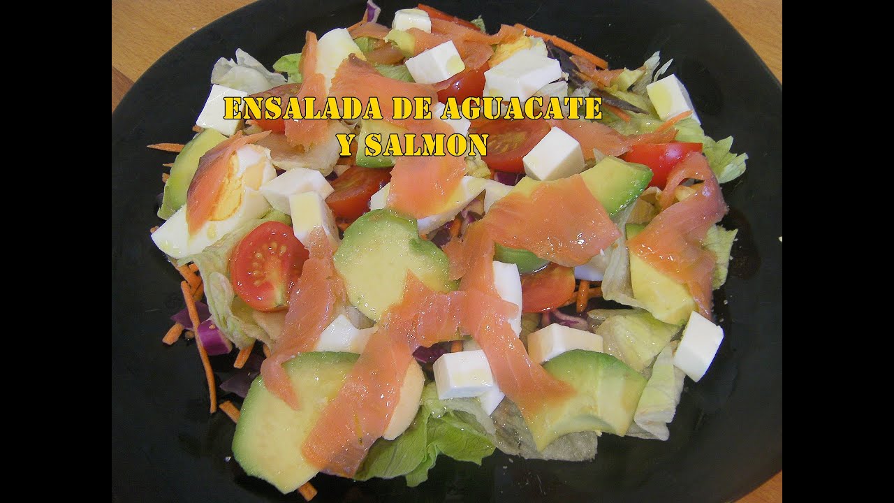ensalada de aguacate con salmón