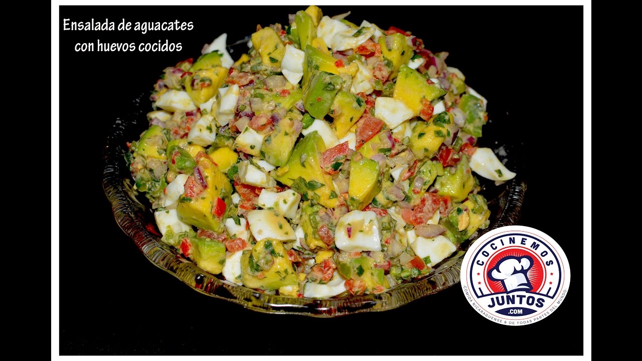 ensalada de aguacate y tomate y huevo