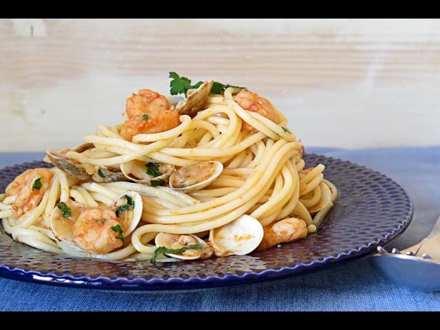 espaguetis a la marinera con almejas y gambas