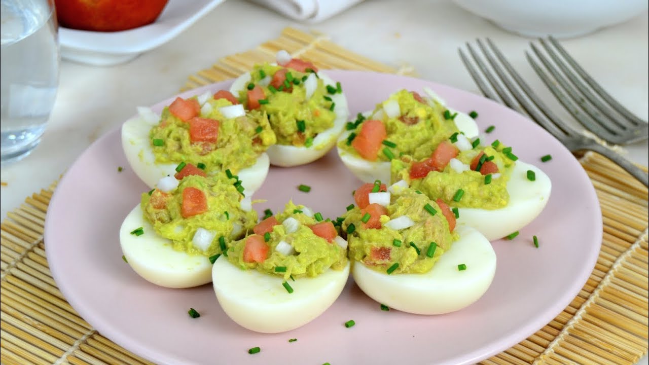 huevos rellenos con aguacate