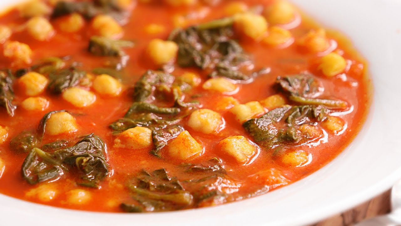 potaje de garbanzos de bote con espinacas y huevo duro