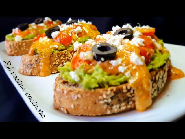 canapés de aguacate y tomate