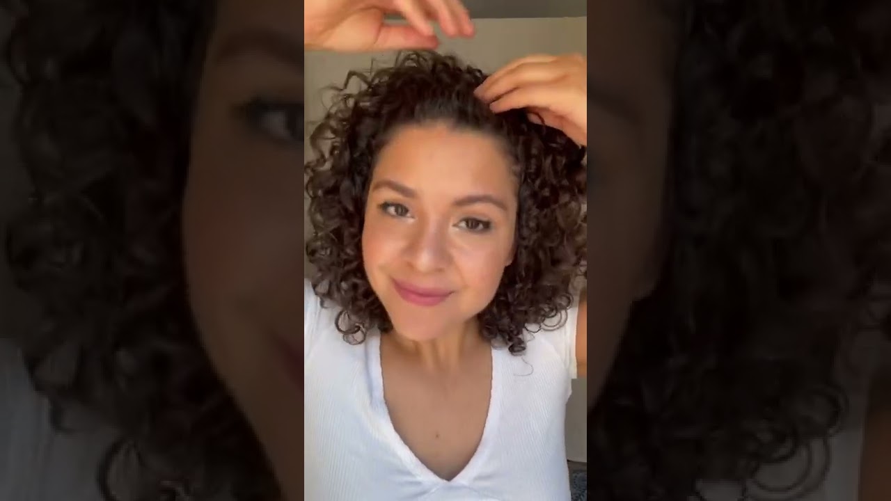 peinado con diadema pelo rizado