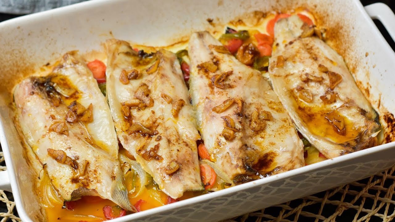 pescado al horno con verduras y vino blanco